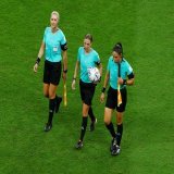 サッカーＷ杯カタール大会１次リーグＥ組ドイツ対コスタリカの主審ステファニー・フラパルさん（中央）と副審のネウザ・バックさん（左）、カレン・ディアスさん。男子Ｗ杯で女性が主審を務めるのは史上初。アルホルで１日撮影（２０２２年　ロイター/Molly Darlington）#Qatar2022　#FIFAWorldCup