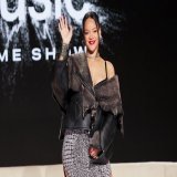 To those who are worried about daylight &amp; halftime show:  "Rihanna take the stage somewhere around 7:45-8 p.m. ET"   How to watch the Super Bowl Halftime Show: details  #FentyBowl #AppleMusicHalftime