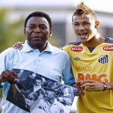 ネイマールのSNS投稿  『ペレが登場する前、10番はただの数字でした。ペレ以前はサッカーはただのスポーツでした。彼はサッカーをアート、エンターテイメントに変えました。全てを変えた。彼は亡くなりましたが、彼の魔法は残っています。ペレは永遠です』  現ブラジル代表10番からサッカーの王様へ