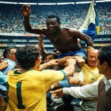 ペレの伝説  ・W杯で3回優勝した唯一の選手 ・FIFA選定20世紀最優秀選手 ・通算1281ゴール ・ブラジル代表歴代最多得点 ・ペレがつけた10番がエース番号に ・カードや選手交代のルール導入のきっかけに ・W杯決勝で母国が敗戦し父親号泣\u21e8当時9歳のペレ『僕がW杯で優勝する』  　　　"サッカーの王様"