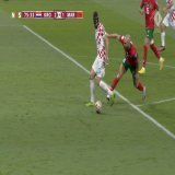 Penalti   No sancionado por el arbitro a favor de Croacia; para el VAR Bascu&ntilde;an tampoco lo vio sancionable. En mi apreciaci&oacute;n hay falta de atenci&oacute;n del defensor y derriba de manera imprudente al delantero Croata y es penal.