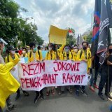 Rezim @jokowi Pengkhianat Rakyat!  Terimakasih untuk seluruh massa aksi UI yg telah bersolidaritas bersama dgn buruh dan aliansi masyarakat sipil lainnya hari ini. Tentu belum selesai, kita akan lawan dan suarakan lagi. #BatalkanOmnibusLaw #MosiTidak
