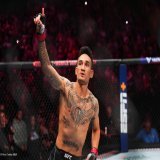 Макс Холлоуэй победил Арнольда Аллена в главном бою турнира UFC в Канзасе