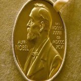 また、ユングはノーベル賞物理学者のヴォルフガング・パウリと共著で『自然現象と心の構造』という共時性についての共同研究をまとめた著書を出している。