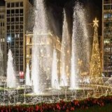 Рождественская ярмарка на площади Омониа  В течение 16 дней площадь Омония будет освещена к Рождеству и превратится с 17 декабря по 1 января в зимнюю &laquo;страну чудес&raquo;, где пройдет новый захватывающий праздник &mdash; Рождественская ярмарка.