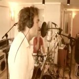 Liesbeth List haalde Ramses Shaffy, die aan slokdarmkanker en Korsakov leed, terug naar de studio om te zien of ze met hem nog een opname kon doen. Toen hij achter de microfoon zat, ontstond er een klik in z'n hoofd en zong hij alsof hij op z'n best
