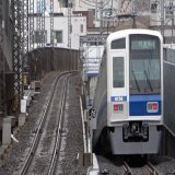 西武6000系が東急新横浜線初入線  　3月13日、西武6000系6158Fが、東急線で試運転(46K)を行いました。開業まであと5日と迫る中、東急新横浜線初入線です。渋谷〜新横浜間を数往復しました。 　なお、西武鉄道は直通する予定はなく、開業時点での定期ダイヤでは乗り入れません。  日吉駅にて