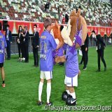 写真で振り返る  #ルヴァンカップ 決勝 C大阪 1-2 広島  ロッカーへと引き上げる前に サンチェに、 サンチェの特大ぬいぐるみを返却する #満田誠 選手  写真部金子 #セレッソ大阪 #サンフレッチェ広島
