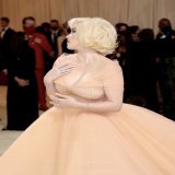 ブカブカの衣装がトレードマークだったビリーアイリッシュ。セクシーな衣装を着出したらなぜか叩く人が出て来た  「体を見せたり、肌を露出する、しないにかかわらず、私は軽蔑される筋合いはないから。何が自分を気分良くするのかが大事」 とバッサリ切っててカッコ良かった   #MetGala  #MetGala2022
