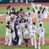 【#本日のベストショット】　 #侍ジャパン WBC優勝！歓喜の輪で #岡本和真 #大城卓三 #大勢 #戸郷翔征 選手の巨人侍たちも喜び爆発。大勢投手は離脱した栗林投手のユニホームを手に（撮影・長尾みなみ）  #WorldBaseballClassic  #giants #ジャイアンツ #サンスポ
