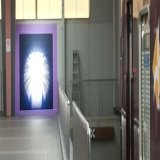 阪急宝塚駅、宝塚線ホームの端にトップスターの羽根が！ 新しいフォトスポットが誕生しました。観劇前、観劇後に是非お立ち寄りを。 #阪急電車 #宝塚歌劇