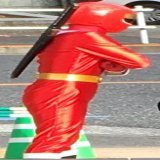 文字ボードを読むサスケ様 ノッポンと撮るサスケ様