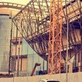 جانب من أعمال تطوير وتوسعة مشروع #الفيصلية_ديستركت بالرياض، وتظهر بالصورة أعمال تكسية واجهات المجمع التجاري