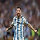 كاتب التاريخ أغلق الصفحات .. ميسي يضع يديه على كأس العالم والكرة الذهبية