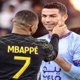 امبابي يلمس رونالدو ليتأكد أنه بشر مثلنا