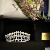 iu gifted a tiara with pearl ornament, pearl because it&rsquo;s her birthstone &amp; tiara because she thought there&rsquo;s nothing more meaningful for jiyeon to remember how pretty &amp; precious she was when she was young (in her group t-ara) iu t