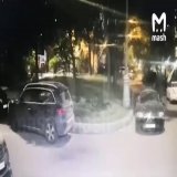 В Москве на Комсомольском проспекте выстрелами в спину и голову неизвестным убит 62-летний бизнесмен Оганес Камарян. Его компания предоставляет консалтинговые услуги. Девяностые все настойчивее ломятся в нашу жизнь.