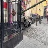 Вся сверхдержава в одном сюжете: танк застрял в воротах цирка Ростова-на-Дону  Все идёт по плану!