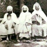 | Shaykh Ibn Badis accompagn&eacute; de Khayr Al Din Al Biskri et d'Abderahman Ibn Bibi &agrave; Qsar Ettir (Ain Oulmane) en 1934.