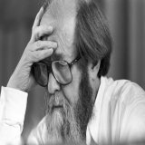 В Госдуме предложили убрать из школьной программы книгу Александра Солженицына "Архипелаг ГУЛАГ". Депутат Вяткин заявил, что многие факты в ней "выдуманы". Солженицын написал "Архипелаг ГУЛАГ", основываясь на письмах и воспоминаниях сотен заключённых