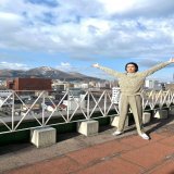 【柄本号 爆走中】 目の前に広がった函館山と一緒の #柄本佑 さん。  函館の空気や光の感じが好き。 以前、撮影に来た時に函館山が大好きで3回くらい登りに行っている。  とのことです。  函館の皆様、ありがとうございました。 『#シン・仮面ライダー 』御期待ください。  #シン・仮面ライダー爆走