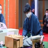 #ShogiLive 睡蓮＠東京＞第35期竜王戦七番勝負第１局、\u25b2広瀬章人八段－\u25b3藤井聡太竜王戦は、形勢不利と見られる藤井聡竜王に飛車をタダで捨てる勝負手が出ました。広瀬八段としては、ここで正確に対応できれば勝ちに一気に近づけてもおかしくありません。大きな勝負どころを迎えています。