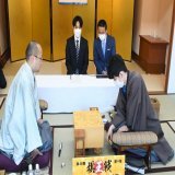 #shogilive 紋蛇@鬼怒川温泉＞第48期棋王戦コナミグループ杯五番勝負第４局\u25b2渡辺明棋王－\u25b3藤井聡太竜王は、中盤戦でお互いに長考が続きました。渡辺棋王は意表の桂打ちから、さらに角銀交換を甘受する構想を披露しています。