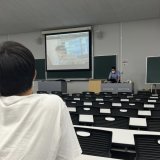 経営学初回の講義にて  ひろゆき「経営学部とか商学部の人って自分から入りたいと思って入った人いないと思うんですよ」 俺「&hellip;&hellip;&hellip;」