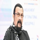 Стивен Сигал Оросын иргэн болж, тус улсын паспортыг Ерөнхийлөгч Владимир Путин 2016 онд гардуулж байлаа