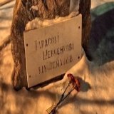 Жители Омска несут цветы к памятнику Тарасу Шевченко в память о погибших при ударе по многоэтажке в Днепре  Подобные стихийные мемориалы у памятников Шевченко появились в Москве, Питере, Екатеринбурге и Краснодаре.