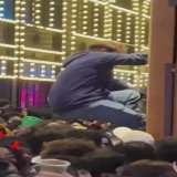 Pushing and stressing hysterically, a man tries to escape..during the celebrations at the Halloween party..in South Korea..  #SouthKorea #Halloween  #Seoul   #Itaewon #이태원 #이태원사고 #압사사고.
