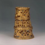 Золотой конус с изображениями фигур грифонов, пальметок и лотосов, инкрустированный гранатом, Скифская культура, IV - III вв. до н.э. Найдено: Бесленеевский курган 17, Краснодарский край.