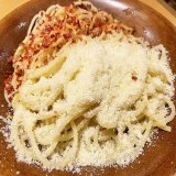 サイゼの粉チーズの無料提供廃止の背景  サイゼリヤ値上げしない ・コストが増えた分は身を削った企業努力 ・自社農園や工場での生産 　生ハム、チーズ、野菜は独自に開発 　材料費低コストで高クオリティ  そんな頑張りを 無料提供だからと大量に食べると採算合わず  低価格維持のため 有料化仕方なし