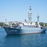 Министерство обороны РФ заявило, что в 300 км от временно оккупированного Севастополя был атакован разведывательный корабль Черноморского флота РФ Приазовье Россияне утверждают, что в ночь на 11 июня корабль отразил атаку шести неизвестных морских бе
