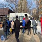 На выходе из метро стоят автозаки, внутри синего электробуса спят полицейские. Часть массовки подходит к микроавтобусу ЛДПР, чтобы сдать билеты и отметиться в списках.   22 февраля в &laquo;Лужниках&raquo; пройдет митинг-концерт с участием российских