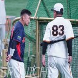 ＜巨人・侍ジャパン＞　試合前、原監督（右）に挨拶する　#森友哉　（撮影・光山　貴大 @takahiroKOHYAMA ) 　#侍ジャパン 　#巨人　#ジャイアンツ