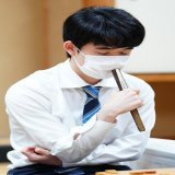 #棋王戦コナミグループ杯挑戦者決定トーナメント から  考えたり、お辞儀したり、笑顔を見せたり&hellip;  上着を着たり。(撮影・河野 光希)    #藤井聡太 #伊藤匠 #将棋会館