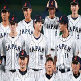 ＜ #侍ジャパン 練習＞ 集合写真撮影に臨む侍ジャパン。#大谷翔平が #栗山英樹 監督の背中を凝視。実はユニホームを忘れた栗山監督、#甲斐拓也 のを借りてました（撮影・沢田　明徳）#WBC #MLB #ダルビッシュ有 #佐々木朗希 #山本由伸 #吉田正尚 #源田壮亮 #今永昇太