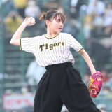 ファーストピッチを行ったのは女優の #山田杏奈 さん。終わった後はベンチにも一礼し、#糸井嘉男 選手は優しいまなざしを向けていました。#阪神