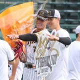 集合写真撮影後も、個別に #糸井嘉男 選手との記念撮影をねだる選手が後を絶ちませんでした。 #佐藤輝明 #梅野隆太郎 #西勇輝