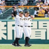 シートノックで仲良くライトの守備に就く #糸井嘉男 選手と #佐藤輝明 選手。
