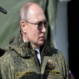 ОД ПУТИНА ДРХТЕ БЕРЗЕ Сваки пут кад говори Председник Русије - падне курс евра! У тренутку потписивања прикључења нових територија евро пао на 51 рубљу, најнижи евро курс од 2014 године. Данас се малко поправио у корист евра...
