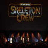 #スターウォーズ 新シリーズ 『スケルトン・クルー（原題）』 キャスト＆スタッフが集結  ジュード・ロウ演じるジェダイと 銀河をさまよう子供達のアドベンチャー  豪華監督陣 ジョン・ワッツ（スパイダーマン シリーズ） ダニエルズ（アカデミー賞&reg;️受賞）他  2023年 #ディズニープラス で独占配信