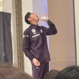 渡邉監督も楽しそう 試合の時からは想像できないようなお茶目な動き  私の笑い声がでかいです  #montedio #モンテディオ写真部 #渡邉晋 監督