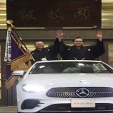 ＜千秋楽の様子＞ 照ノ富士、ベンツに乗って記念撮影 旗手の照強も笑顔  次の名古屋に向けて、力士たちもまた明日から動き出します！  #sumo #相撲 #夏場所 #五月場所