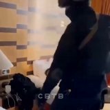 В номере отеля в Москве был задержан боец ММА Асхаб Магомедов. Рядом с ним под простыней лежит свидетель &mdash; зеленоволосый молодой блогер Некоглай.  Следствие подозревает, что в прошлом году Асхаб вместе со своим другом вымогал у несовершеннолетн