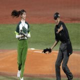 にこにこすぎる審判面白い かわいいよねぇ笑  2022/10/23  #中条あやみ #日本シリーズ