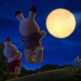 「もっともーっと高くジャンプしないと！」  ショコラウサギのココとクレムはお月様に届くように、ジャンプをしています  もうちょっとで届くかな？  #シルバニアファミリー #シルバニア #十五夜 #中秋の名月 #お月見 #お月見団子 #満月
