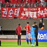 「권순태」の横断幕とスンテさん、スンテさんをかたく抱きしめるしかない岩政監督。  スンテさんは、鹿島に・日本に来てからの全てを賭けて、天皇杯に臨んでいた。 冷たい雨と悲しみが、心の奥まで染みる。&hellip;  #天皇杯_甲府鹿島 #鹿島アントラーズ #岩政大樹 監督 #クォンスンテ 選手 #權純泰 #권순태