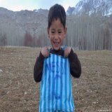 メッシが大好きすぎてビニール袋でユニフォームを作ったアフガニスタン貧しい少年、メッシからサイン入りユニフォームを贈呈され、ついでにバルセロナの試合へマスコットボーイとして招待される #再掲(2016)